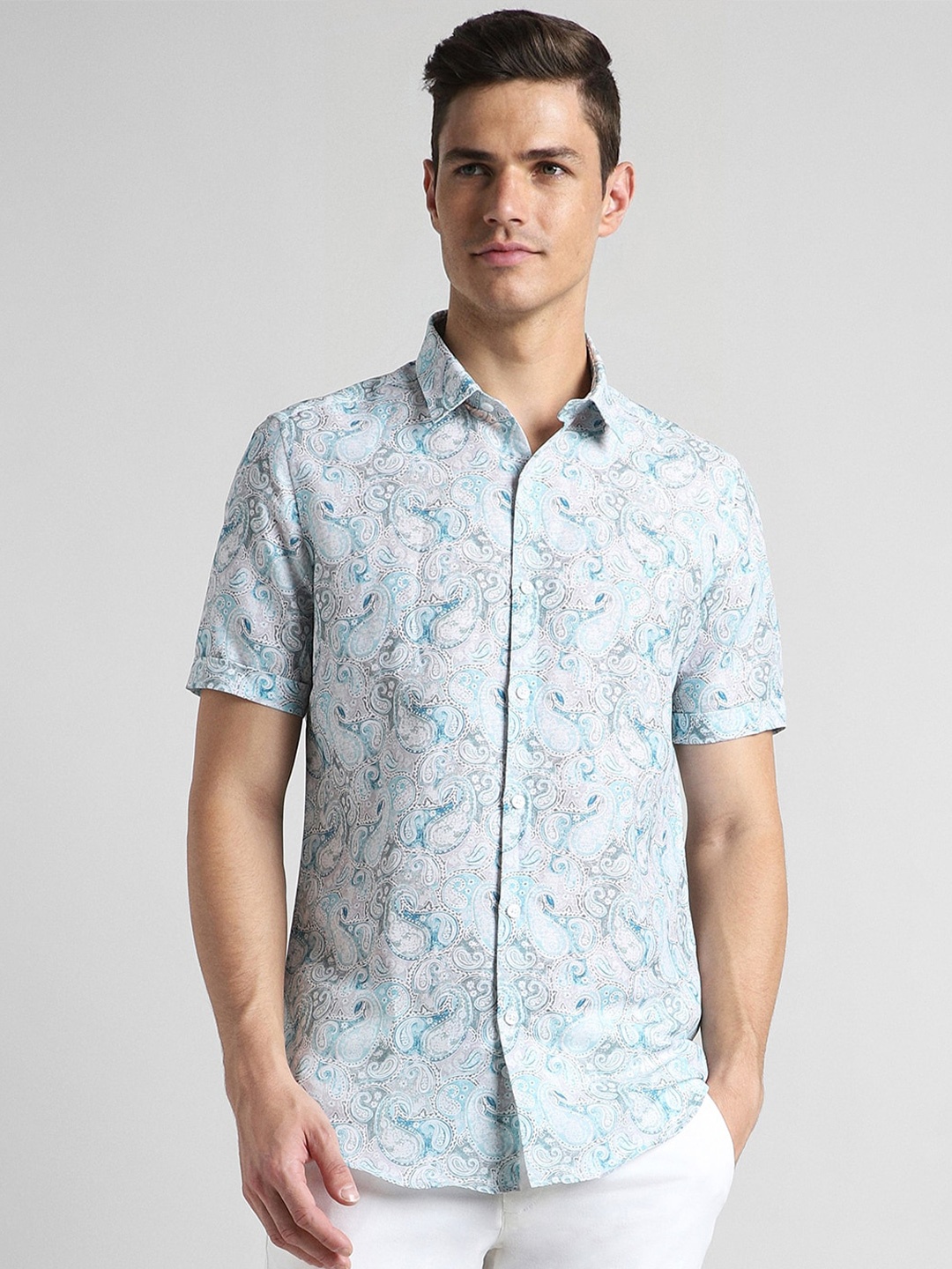 SIMON CARTER LONDON Men Grey Slim Fit Ethnic Motifs Printed Spread Collar Casual Shirt
SIMON CARTER LONDON Men Grey Slim Fit Ethnic Motifs Printed Spread Collar Casual Shirt