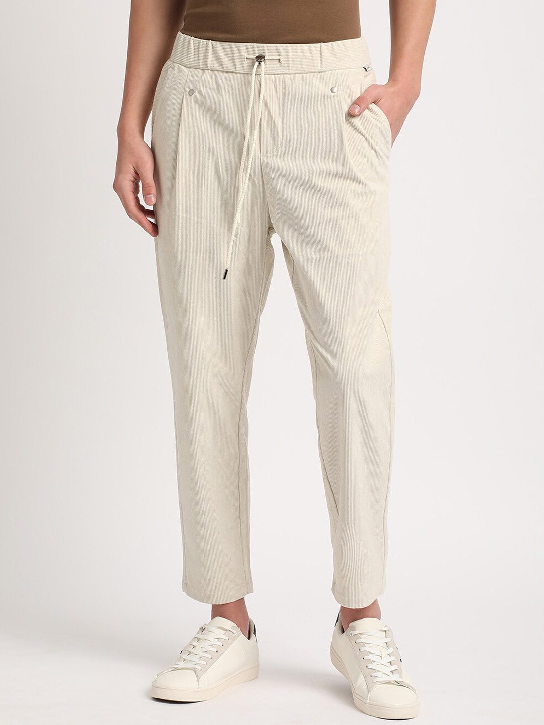 THE BEAR HOUSE Men Relaxed Loose Fit Corduroy Cotton Pleated Regular Trousers, Cream
THE BEAR HOUSE Men Relaxed Loose Fit Corduroy Cotton Pleated Regular Trousers, Cream