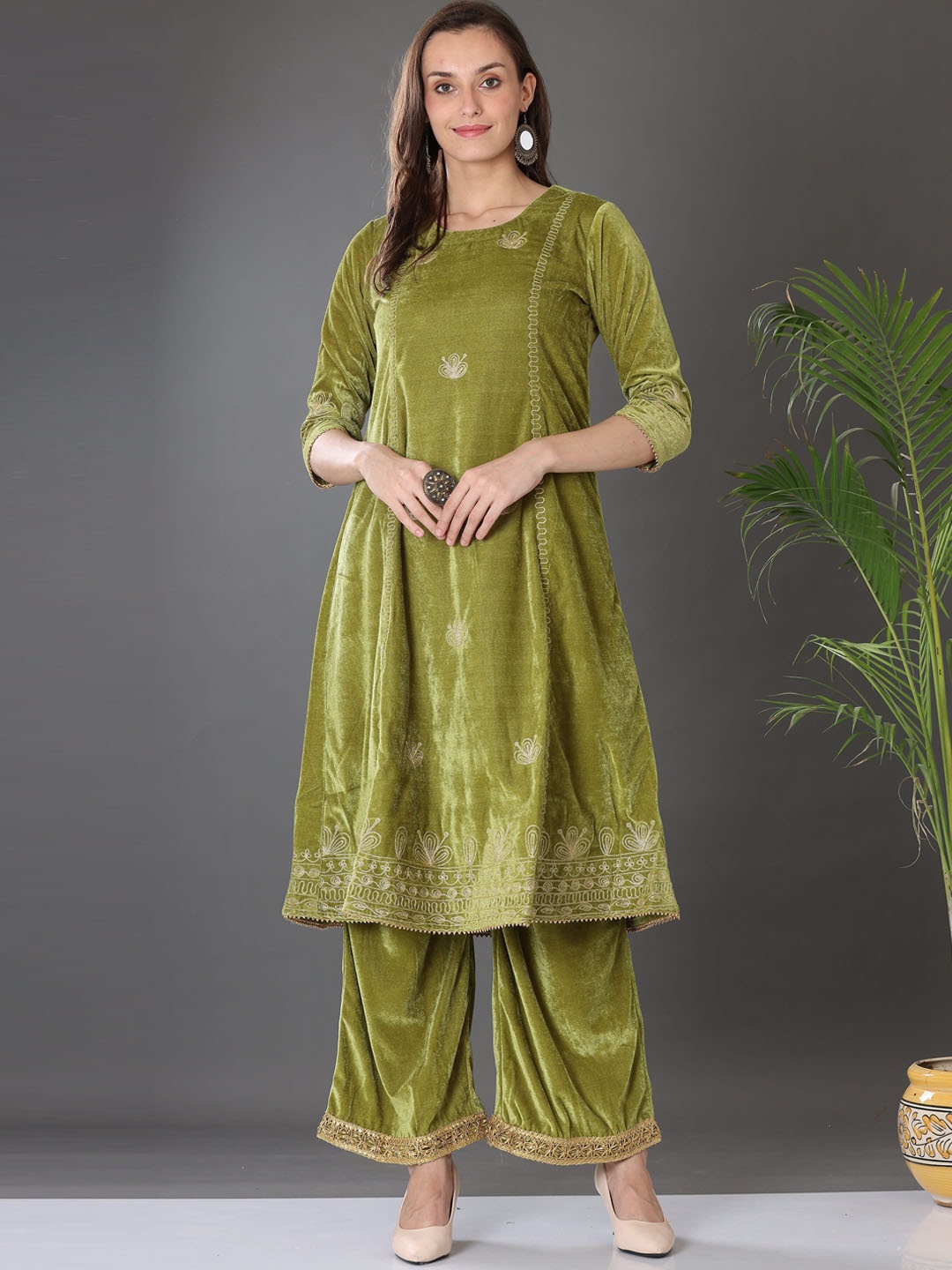 KAANCHIE NANGGIA Floral Embroidered Thread Work Velvet A-Line Kurta With Palazzos, Green
KAANCHIE NANGGIA Floral Embroidered Thread Work Velvet A-Line Kurta With Palazzos, Green