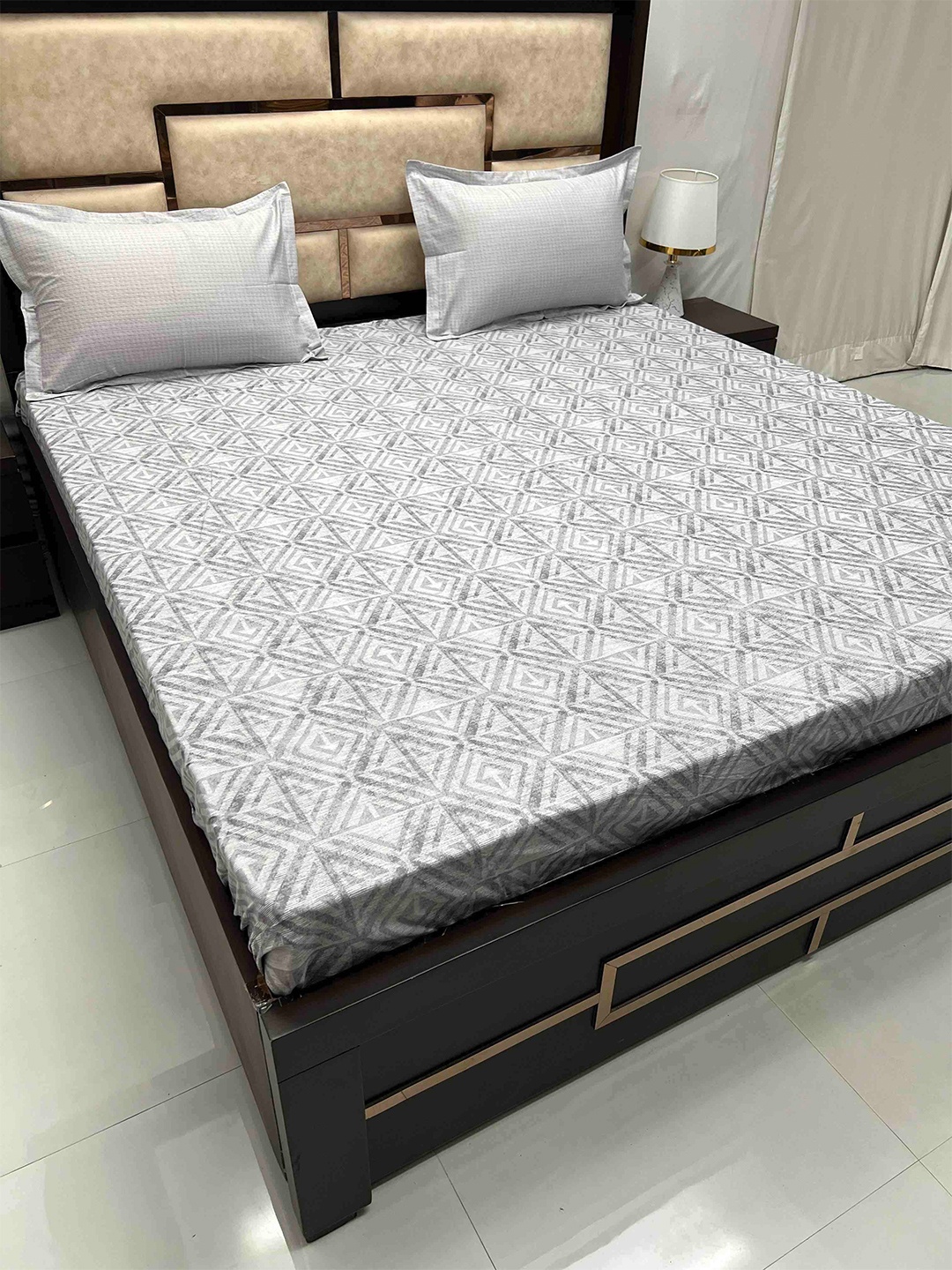 Pure Decor Grey & White Geometric Pure Cotton 400 TC King Bedsheet With 2 Pillow Covers
Pure Decor Grey & White Geometric Pure Cotton 400 TC King Bedsheet With 2 Pillow Covers