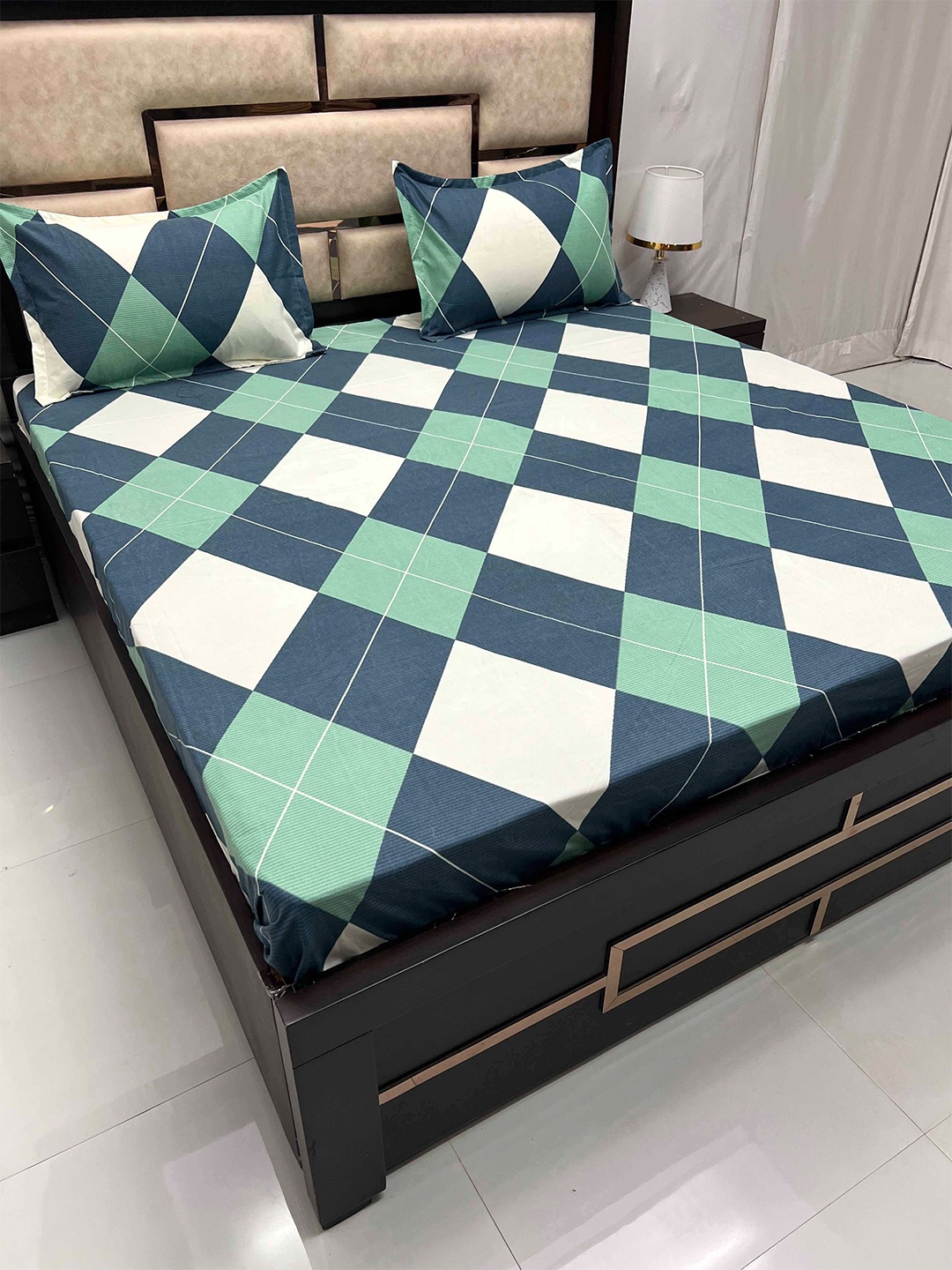 Pure Decor Amulya Green & White Geometric 300 TC Queen Bedsheet With 2 Pillow Covers
Pure Decor Amulya Green & White Geometric 300 TC Queen Bedsheet With 2 Pillow Covers