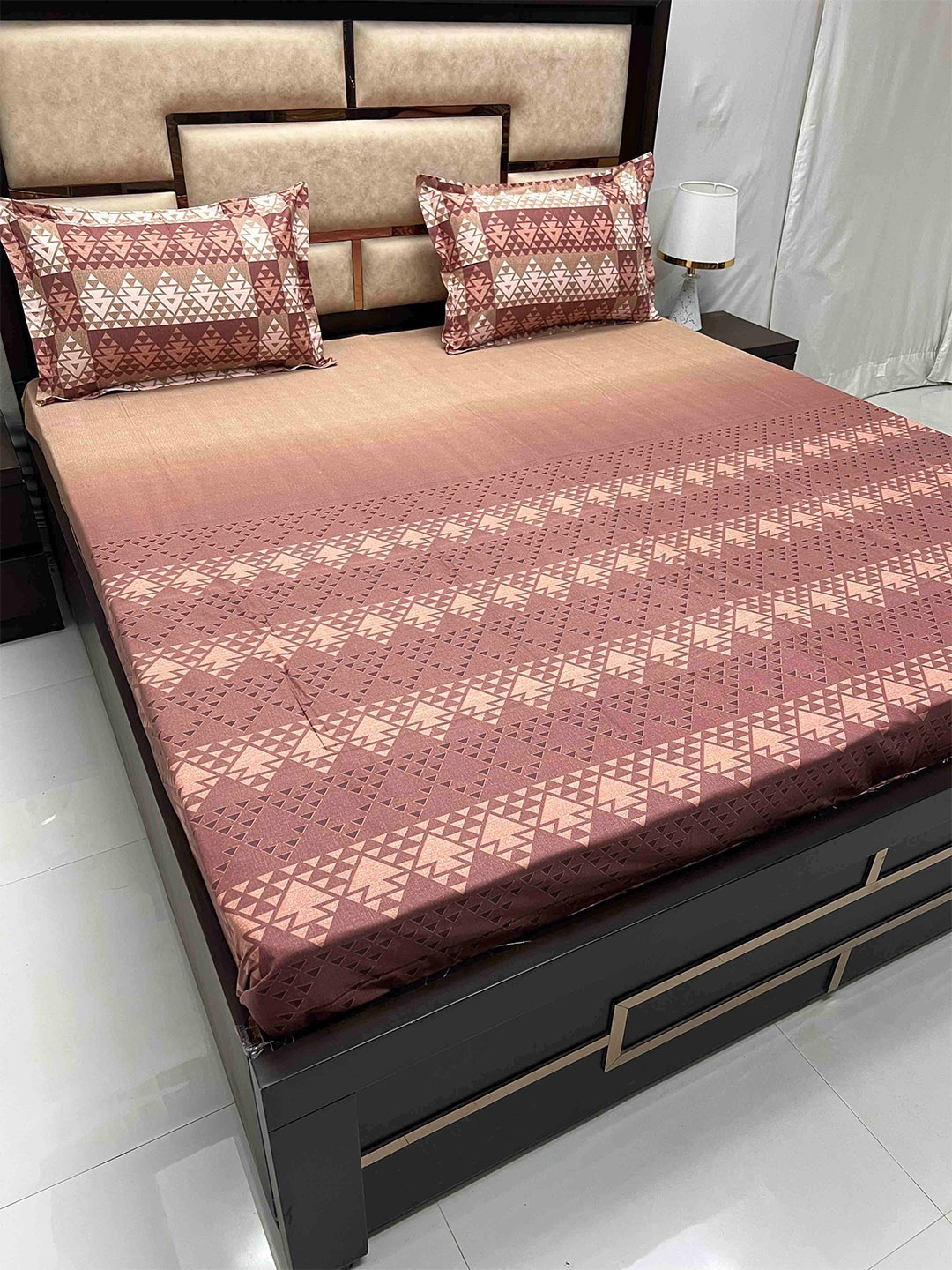 Pure Decor Brown & White Geometric Pure Cotton 400 TC King Bedsheet With 2 Pillow Covers
Pure Decor Brown & White Geometric Pure Cotton 400 TC King Bedsheet With 2 Pillow Covers