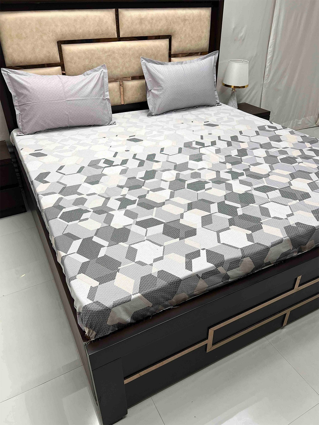 Pure Decor Grey & White Geometric Pure Cotton 400 TC King Bedsheet With 2 Pillow Covers
Pure Decor Grey & White Geometric Pure Cotton 400 TC King Bedsheet With 2 Pillow Covers