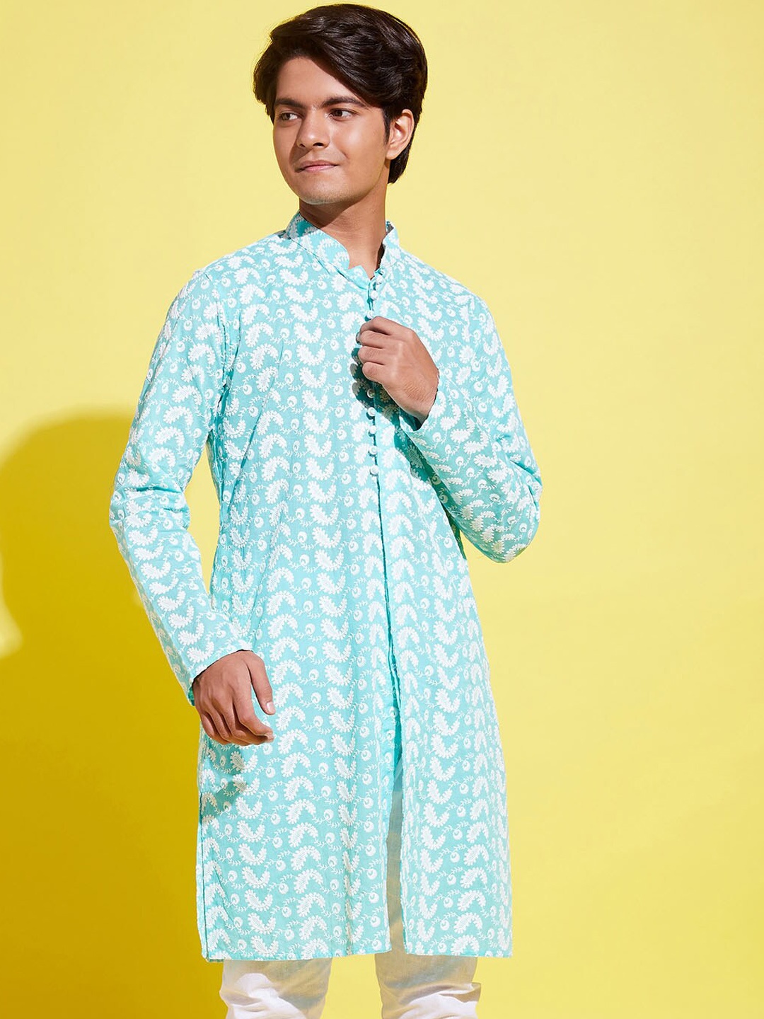 VASTRAMAY YUVA Boys Floral Embroidered Mandarin Collar Chikankari Cotton Straight Kurta, Green
VASTRAMAY YUVA Boys Floral Embroidered Mandarin Collar Chikankari Cotton Straight Kurta, Green
