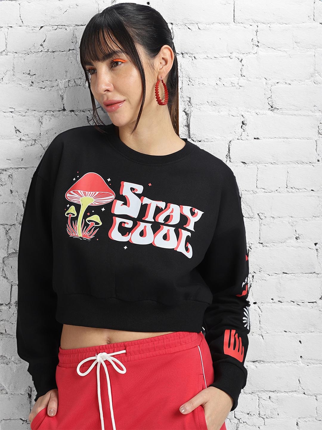 JUNEBERRY Typography Printed Drop Shoulder Sleeves Pullover Crop Fleece Sweatshirt, Black
JUNEBERRY Typography Printed Drop Shoulder Sleeves Pullover Crop Fleece Sweatshirt, Black