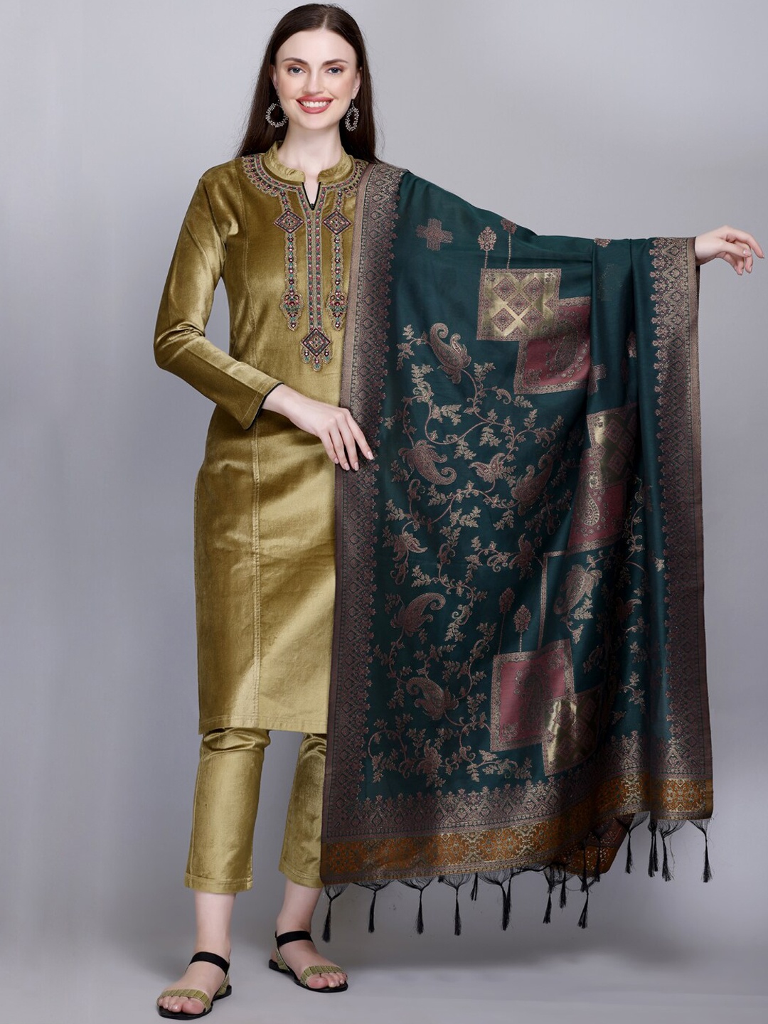 VELVTINE Ethnic Motifs Embroidered Thread Work Pure Wool Kurta With Trousers & Dupatta, Green
VELVTINE Ethnic Motifs Embroidered Thread Work Pure Wool Kurta With Trousers & Dupatta, Green