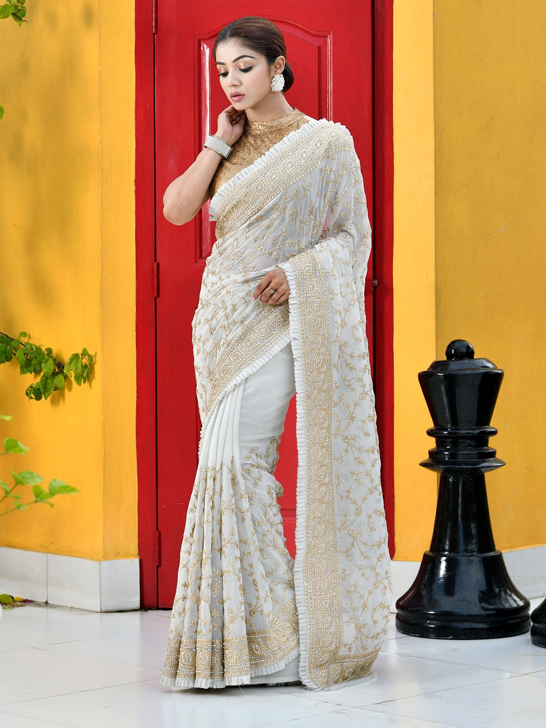 Disli Floral Embroidered Pure Chiffon Saree, Grey