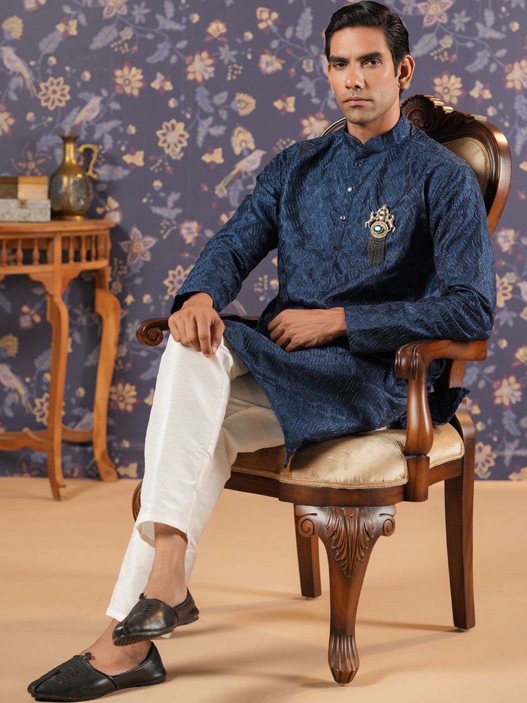 House of Pataudi Ethnic Motifs Embroidered Mandarin Collar Straight Kurta With Trouser, Navy blue
House of Pataudi Ethnic Motifs Embroidered Mandarin Collar Straight Kurta With Trouser, Navy blue
