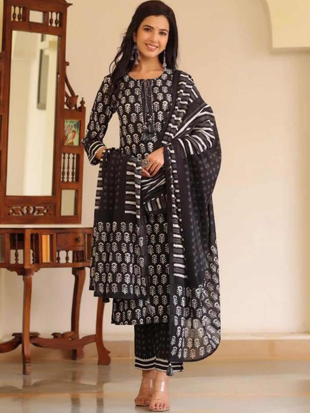 Meena Bazaar Ethnic Motifs Printed Regular Tie-up Neck Kurta With Trousers & Dupatta, Black
Meena Bazaar Ethnic Motifs Printed Regular Tie-up Neck Kurta With Trousers & Dupatta, Black