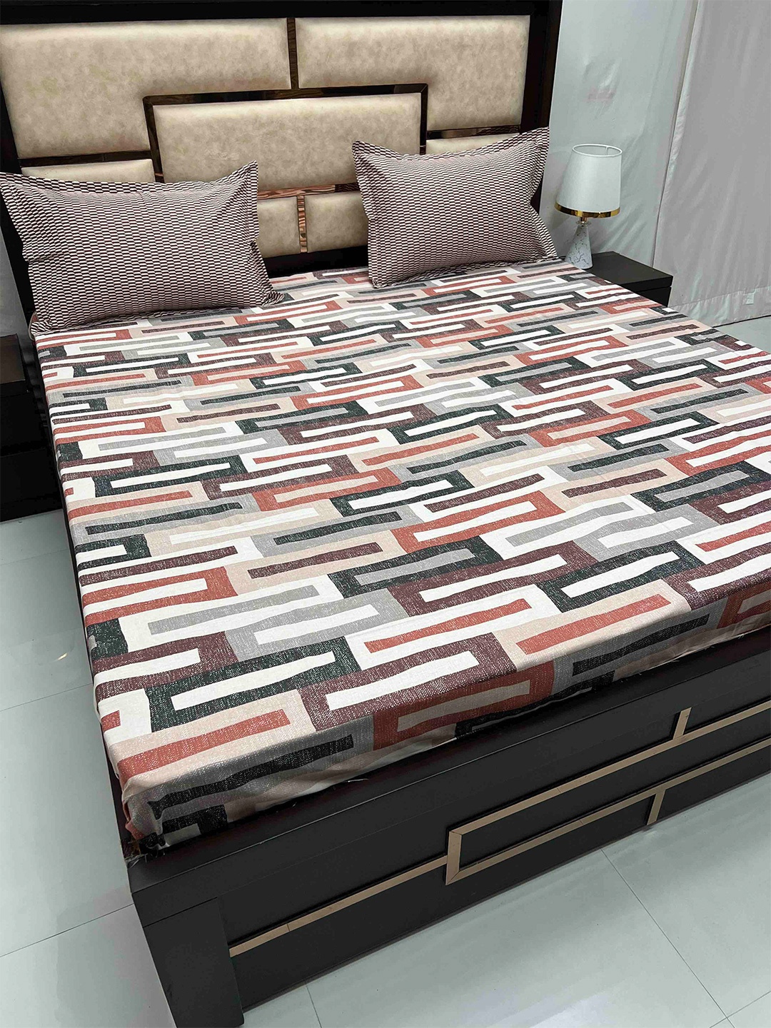 Pure Decor Lifestyle White & Grey Geometric Cotton 380 TC King Bedsheet & 2 Pillow Covers
Pure Decor Lifestyle White & Grey Geometric Cotton 380 TC King Bedsheet & 2 Pillow Covers