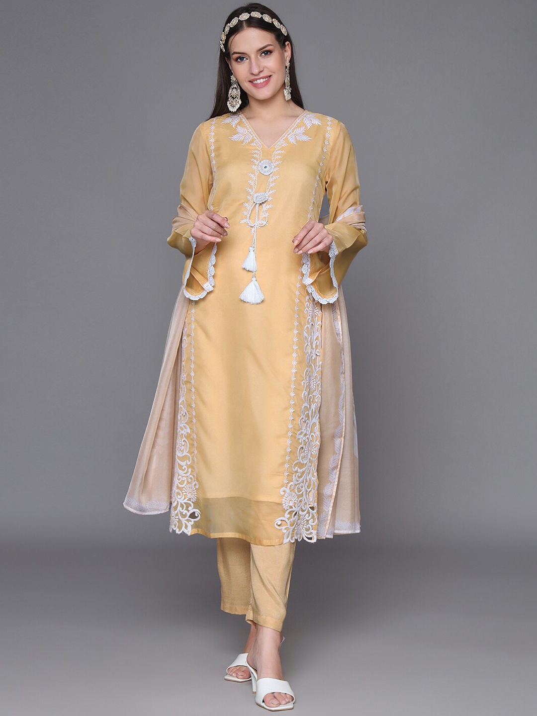 HEEPOSH Floral Embroidered Thread Work Straight Kurta With Trousers & Dupatta, Yellow
HEEPOSH Floral Embroidered Thread Work Straight Kurta With Trousers & Dupatta, Yellow