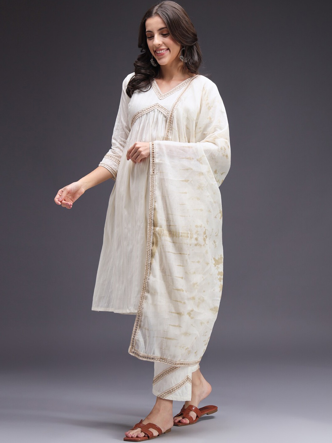 HEEPOSH Cream-Coloured Floral Woven Design Thread Work Kurta with Trousers & Dupatta
HEEPOSH Cream-Coloured Floral Woven Design Thread Work Kurta with Trousers & Dupatta