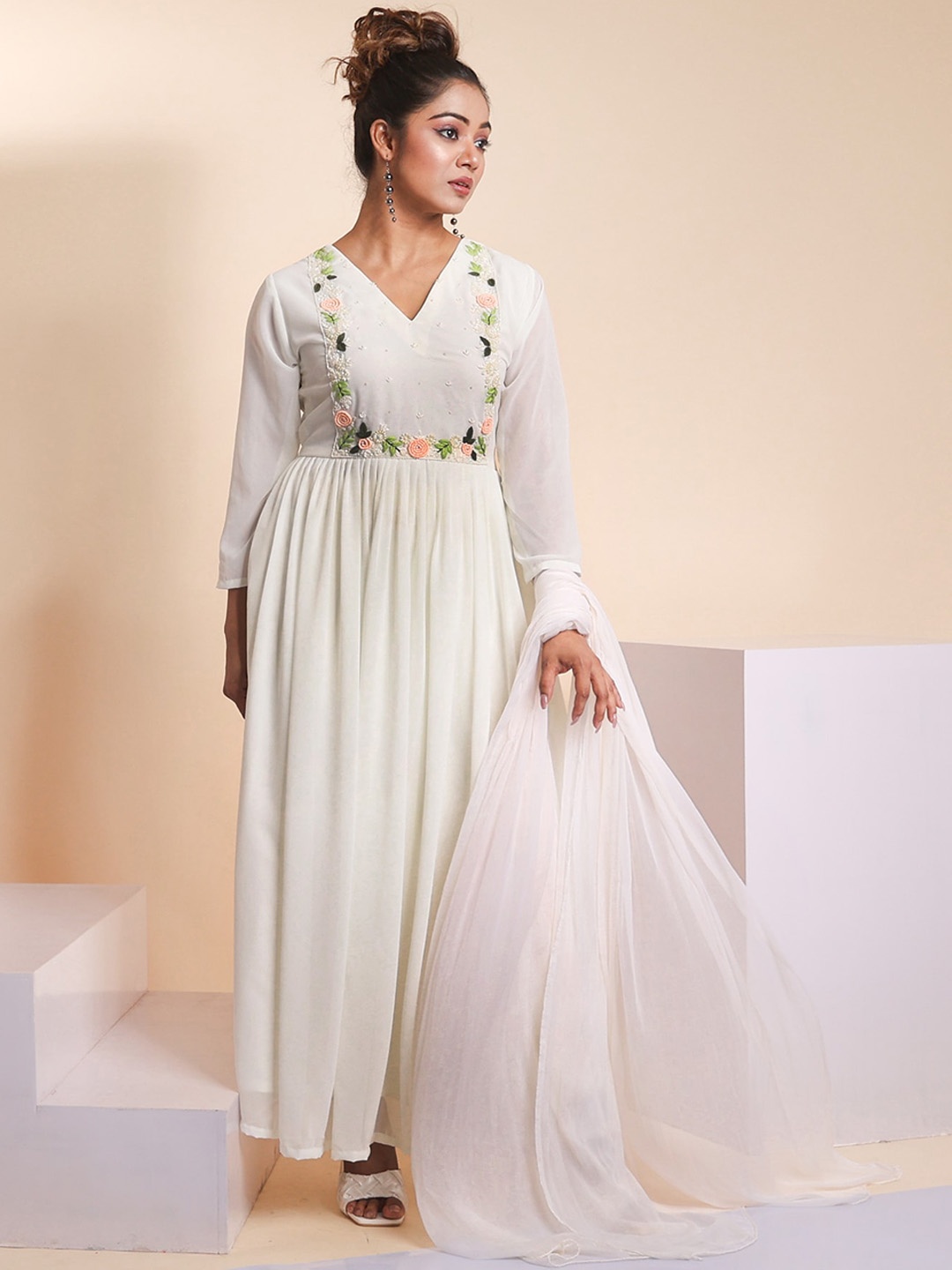 Disli Floral Yoke Design V-Neck Thread Work Anarkali Kurta & Trouser With Dupatta, White
Disli Floral Yoke Design V-Neck Thread Work Anarkali Kurta & Trouser With Dupatta, White