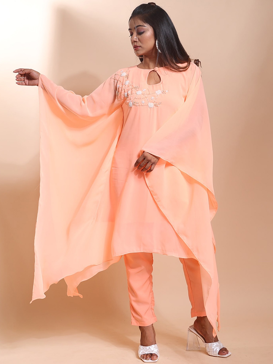 Disli Floral Yoke Design Keyhole Neck Flared Sleeves Thread Work Kaftan Kurta with Trouser, Peach
Disli Floral Yoke Design Keyhole Neck Flared Sleeves Thread Work Kaftan Kurta with Trouser, Peach