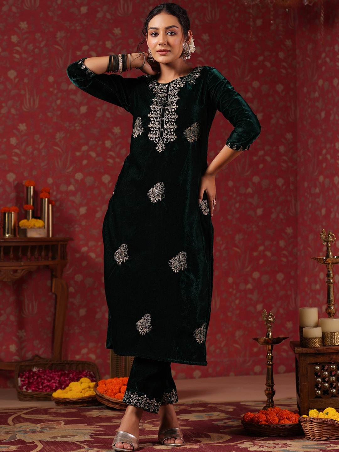 Ishin Ethnic Motifs Embroidered Sequinned Velvet Straight Kurta with Trouser, Green
Ishin Ethnic Motifs Embroidered Sequinned Velvet Straight Kurta with Trouser, Green