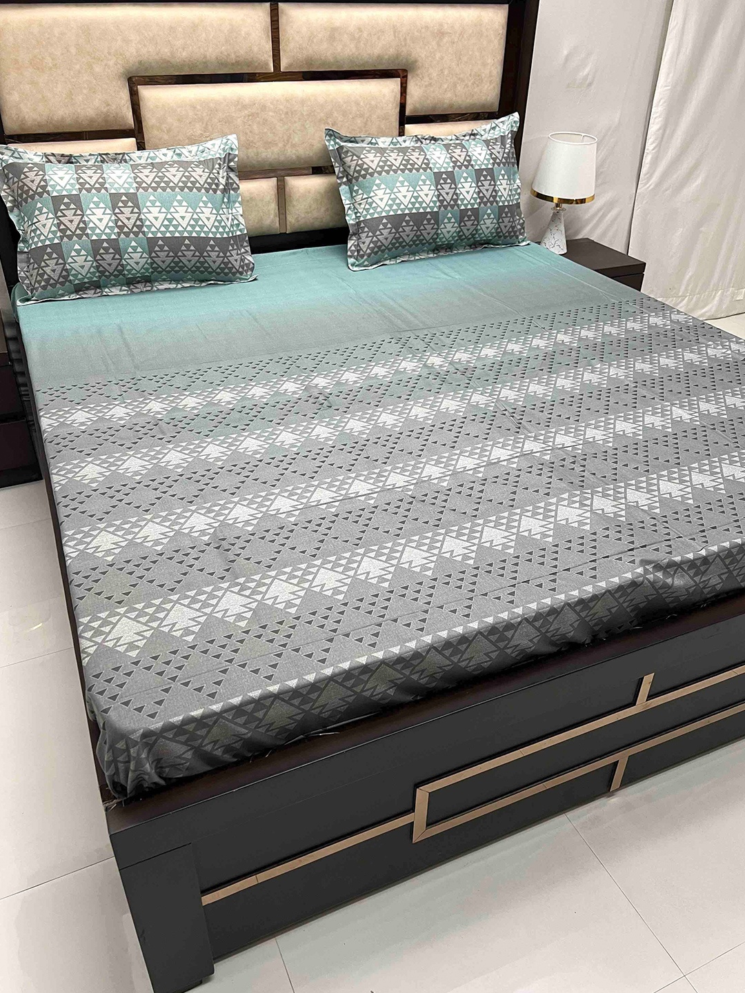 Pure Decor Lifestyle Green & White Geometric Cotton 350 TC King Bedsheet & 2 Pillow Covers
Pure Decor Lifestyle Green & White Geometric Cotton 350 TC King Bedsheet & 2 Pillow Covers