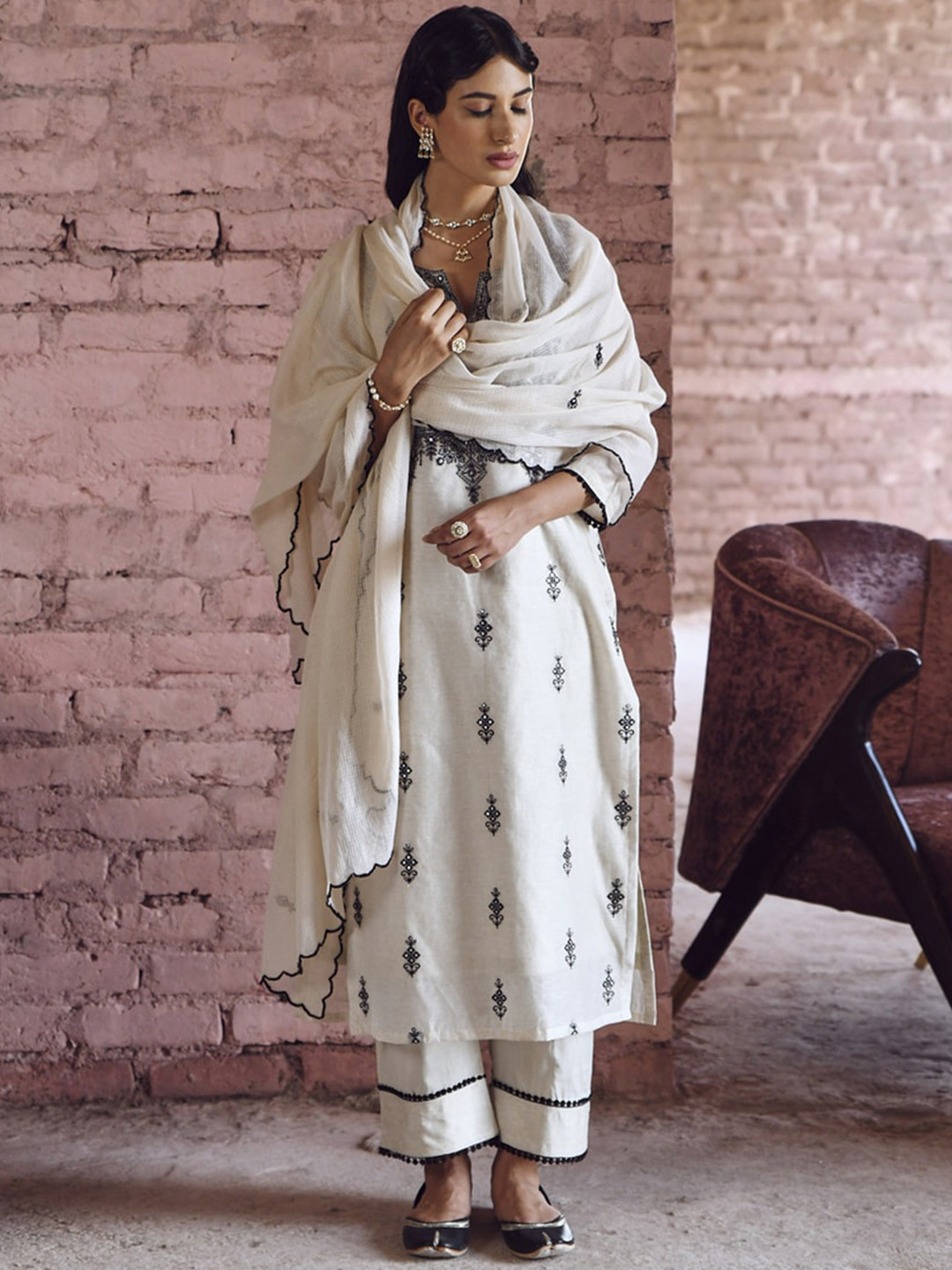 KARAJ JAIPUR Ethnic Motifs Embroidered Regular Thread Work Kurta & Trousers With Dupatta, Off white
KARAJ JAIPUR Ethnic Motifs Embroidered Regular Thread Work Kurta & Trousers With Dupatta, Off white