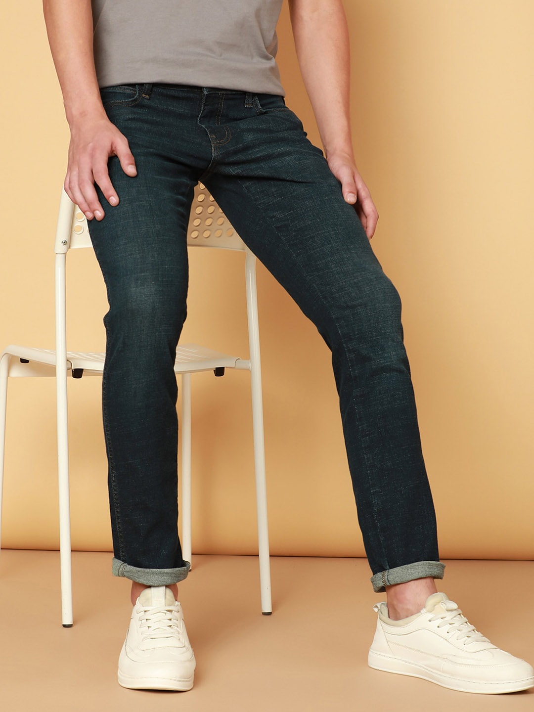 Wrangler Men Skanders Slim Fit Low-Rise Low Distress Light Fade Stretchable Cotton Jeans, Blue
Wrangler Men Skanders Slim Fit Low-Rise Low Distress Light Fade Stretchable Cotton Jeans, Blue