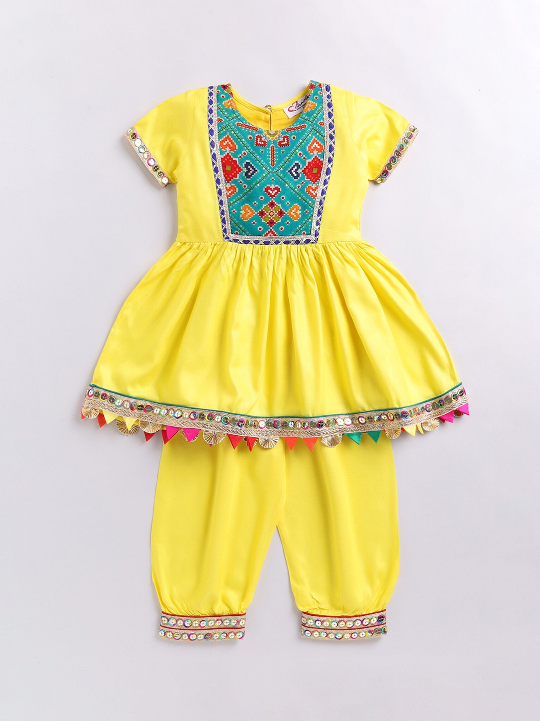 LIL DRAMA Girls Bandhani Printed Shoulder Straps A-Line Pleated Gotta Patti Kurta Set, Yellow
LIL DRAMA Girls Bandhani Printed Shoulder Straps A-Line Pleated Gotta Patti Kurta Set, Yellow