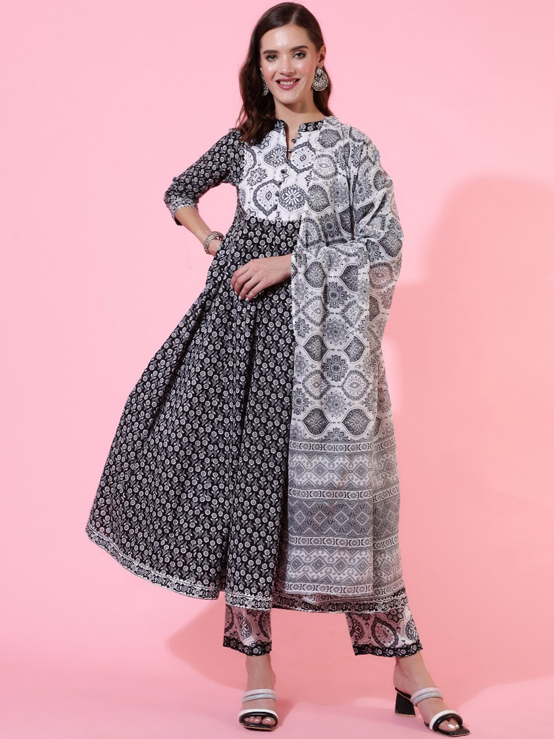 GLAM ROOTS Floral Printed Gotta Patti Anarkali Kurta with Trousers & With Dupatta, Black
GLAM ROOTS Floral Printed Gotta Patti Anarkali Kurta with Trousers & With Dupatta, Black