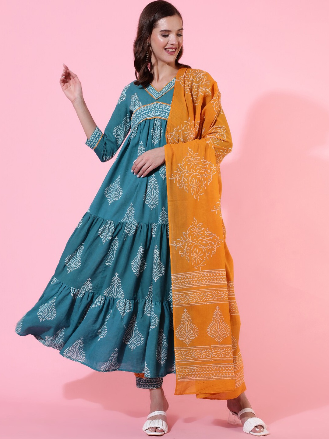 GLAM ROOTS Floral Printed Tiered Gotta Patti Pure Cotton Kurta With Trousers & Dupatta, Green
GLAM ROOTS Floral Printed Tiered Gotta Patti Pure Cotton Kurta With Trousers & Dupatta, Green