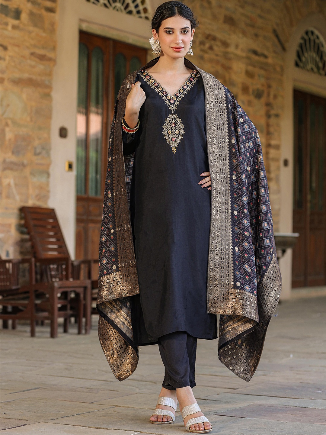 SCAKHI Floral Yoke Design Thread Work Regular Jacquard Weave Pure Silk Kurta Set, Black
SCAKHI Floral Yoke Design Thread Work Regular Jacquard Weave Pure Silk Kurta Set, Black