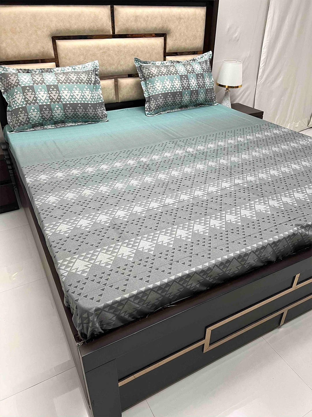 Pure Decor Lifestyle Green Geometric Pure Cotton 330 TC King Bedsheet with 2 Pillow Covers
Pure Decor Lifestyle Green Geometric Pure Cotton 330 TC King Bedsheet with 2 Pillow Covers
