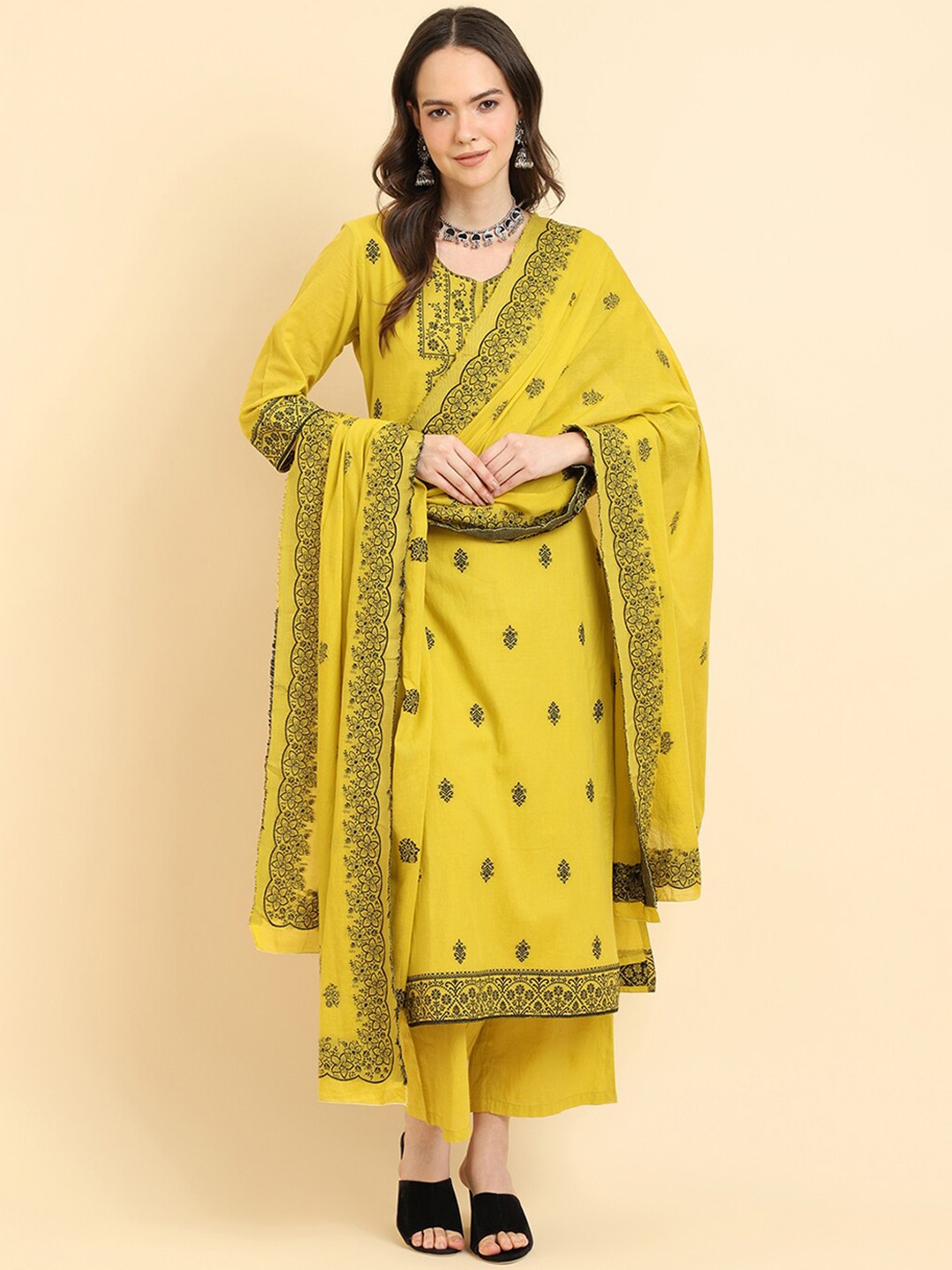 Varanga Ethnic Motifs Embroidered Regular Pure Cotton Kurta With Trousers & Dupatta, Yellow
Varanga Ethnic Motifs Embroidered Regular Pure Cotton Kurta With Trousers & Dupatta, Yellow
