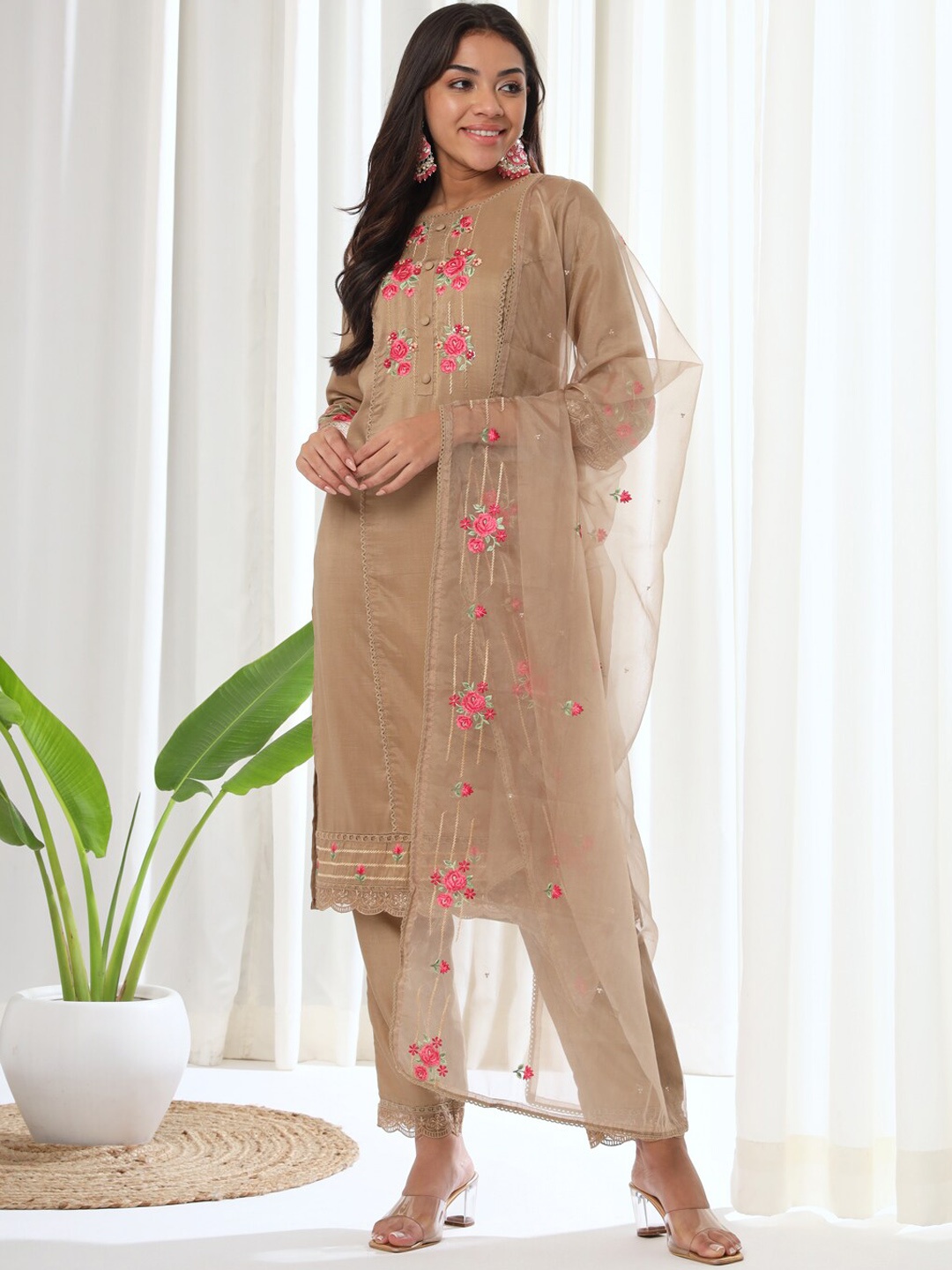 HEEPOSH Floral Yoke Design Regular Thread Work Kurta With Trousers & Dupatta, Champagne
HEEPOSH Floral Yoke Design Regular Thread Work Kurta With Trousers & Dupatta, Champagne