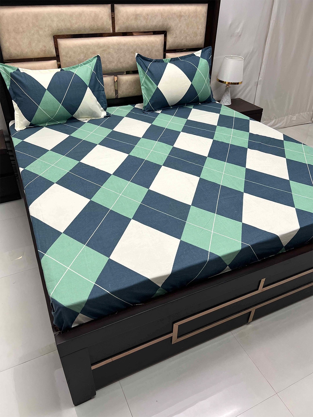 Pure Decor Amulya White & Green Geometric 230 TC Queen Bedsheet with 2 Pillow Covers
Pure Decor Amulya White & Green Geometric 230 TC Queen Bedsheet with 2 Pillow Covers
