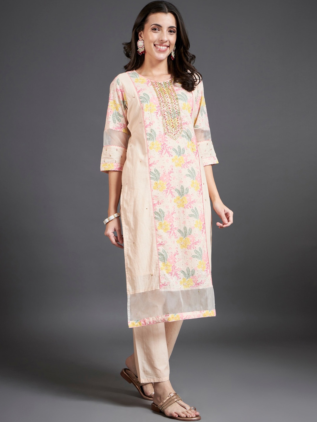 HEEPOSH Floral Printed Round Neck Regular Beads and Stones Kurta With Trousers & Dupatta, Peach
HEEPOSH Floral Printed Round Neck Regular Beads and Stones Kurta With Trousers & Dupatta, Peach