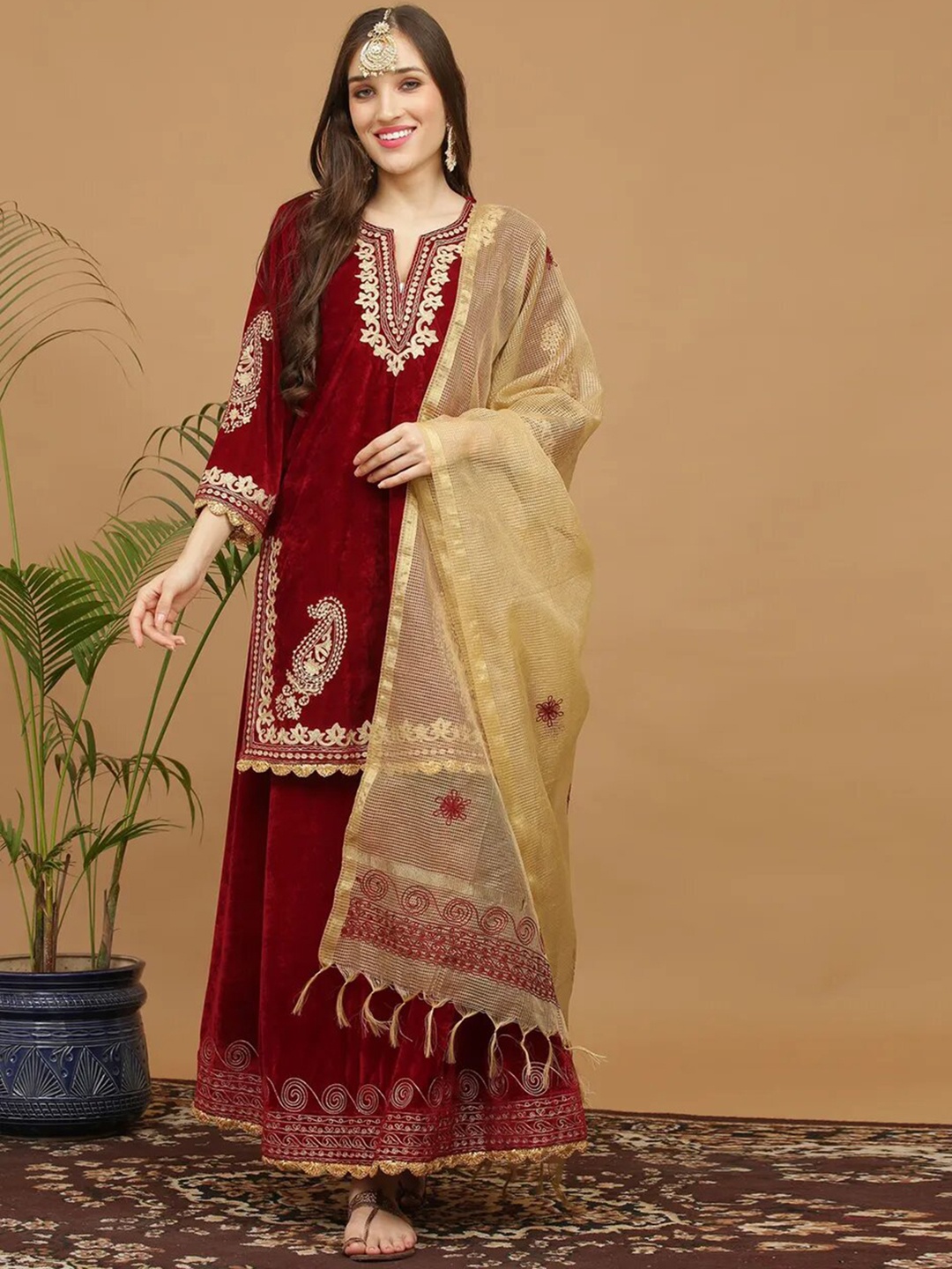 KAANCHIE NANGGIA Ethnic Motifs Embroidered Notched Neck Velvet Kurta With Skirt & Dupatta, Maroon
KAANCHIE NANGGIA Ethnic Motifs Embroidered Notched Neck Velvet Kurta With Skirt & Dupatta, Maroon