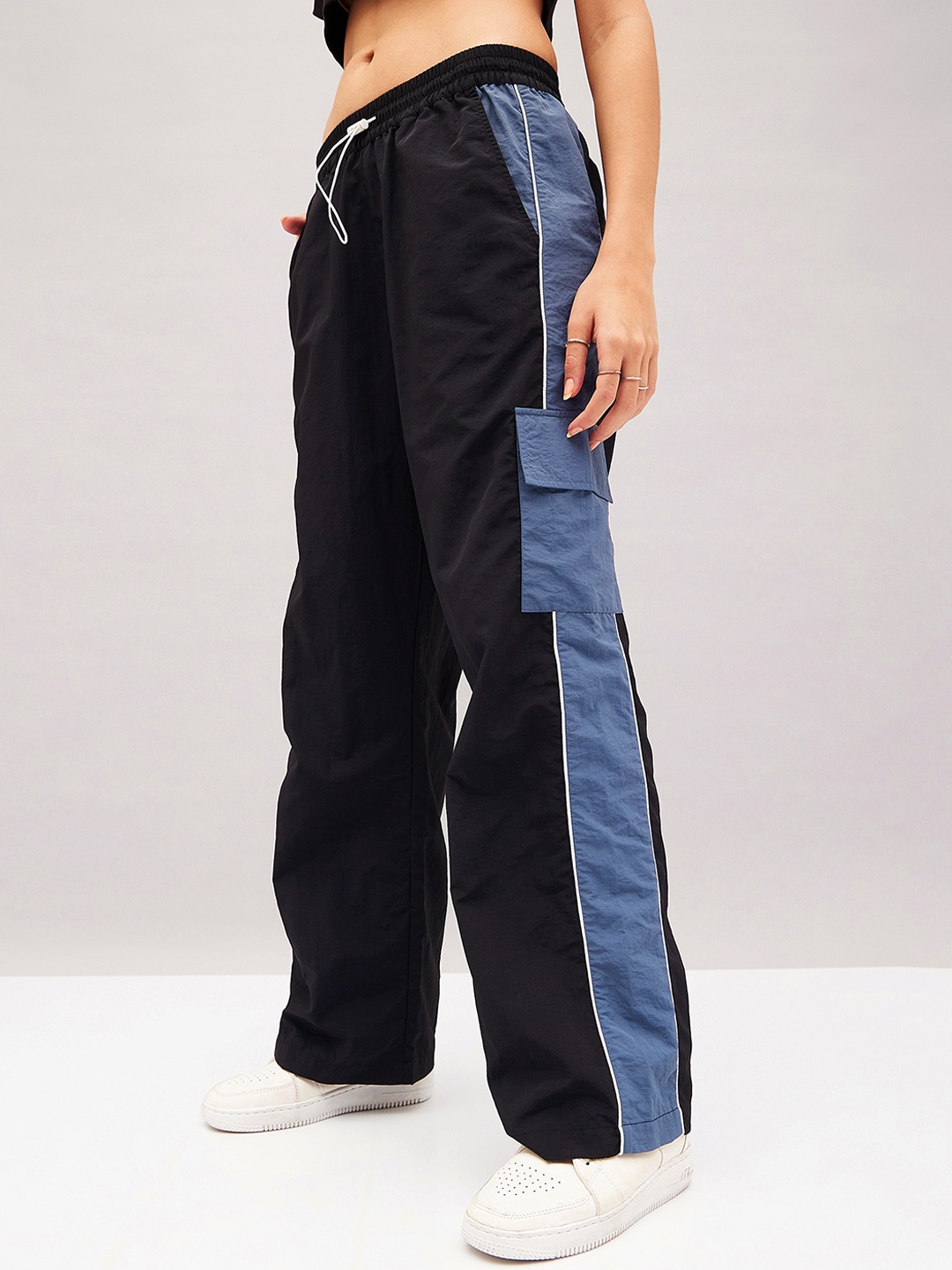 SASSAFRAS Black Women Colourblocked Straight Fit Travel Features Parachute Cargo Trousers
SASSAFRAS Black Women Colourblocked Straight Fit Travel Features Parachute Cargo Trousers