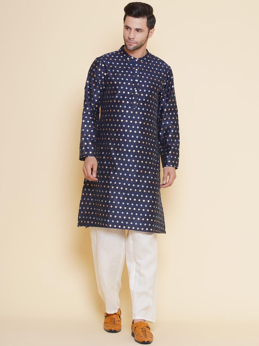 Baawara By Bhama Ethnic Motifs Woven Design Zari Detail Straight Kurta with Trousers, Blue
Baawara By Bhama Ethnic Motifs Woven Design Zari Detail Straight Kurta with Trousers, Blue