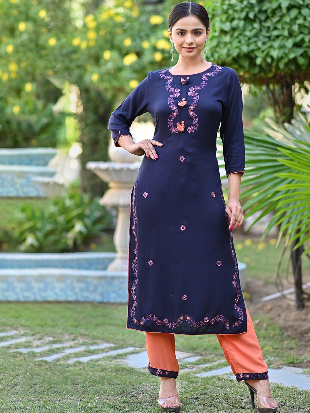 misbis Ethnic Motifs Embroidered Round Neck Straight Thread Work Kurta With Trousers, Blue
misbis Ethnic Motifs Embroidered Round Neck Straight Thread Work Kurta With Trousers, Blue