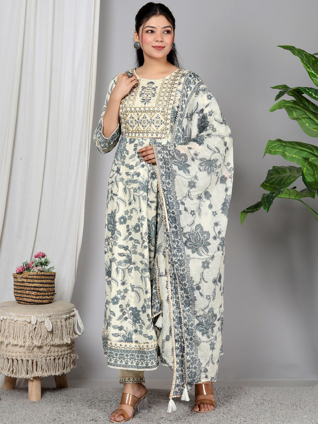 gvs shoppe Floral Printed Gotta Patti & Mirror Work A-Line Kurta & Trousers With Dupatta, White
gvs shoppe Floral Printed Gotta Patti & Mirror Work A-Line Kurta & Trousers With Dupatta, White