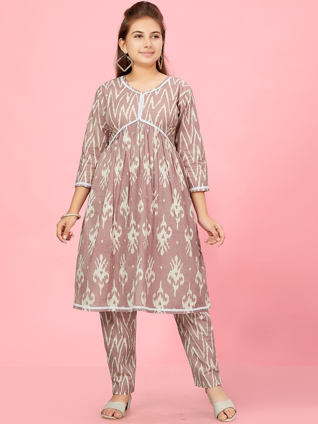 Aarika Girls Ethnic Motifs Printed V-Neck Pure Cotton Empire A-Line Kurta With Trousers, Purple
Aarika Girls Ethnic Motifs Printed V-Neck Pure Cotton Empire A-Line Kurta With Trousers, Purple