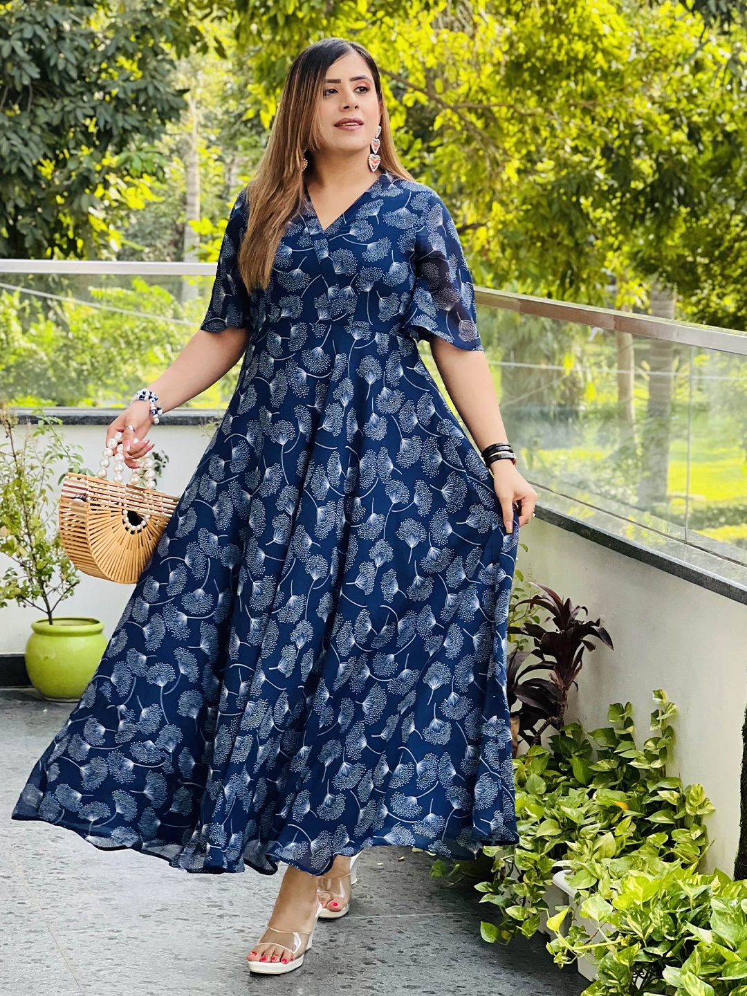 LAKHINA COUTURE Floral Printed V-Neck Flared Fit & Flare Maxi Dress, Navy blue
LAKHINA COUTURE Floral Printed V-Neck Flared Fit & Flare Maxi Dress, Navy blue
