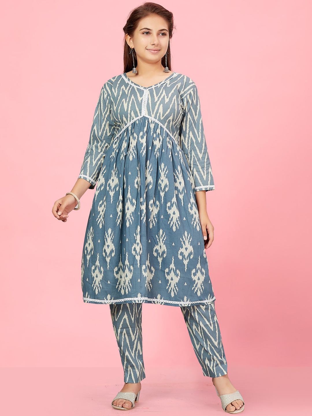 BAESD Girls Ethnic Motifs Printed V-Neck Pure Cotton Empire A-Line Kurta with Trouser, Grey
BAESD Girls Ethnic Motifs Printed V-Neck Pure Cotton Empire A-Line Kurta with Trouser, Grey