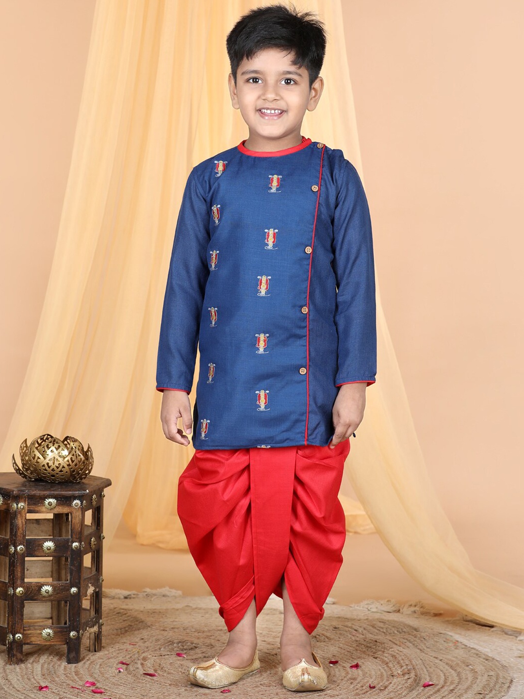 Here&Now X Kinder Kids Boys Ethnic Motifs Embroidered Regular Pure Cotton Kurta with Dhoti Pants, Blue
Here&Now X Kinder Kids Boys Ethnic Motifs Embroidered Regular Pure Cotton Kurta with Dhoti Pants, Blue