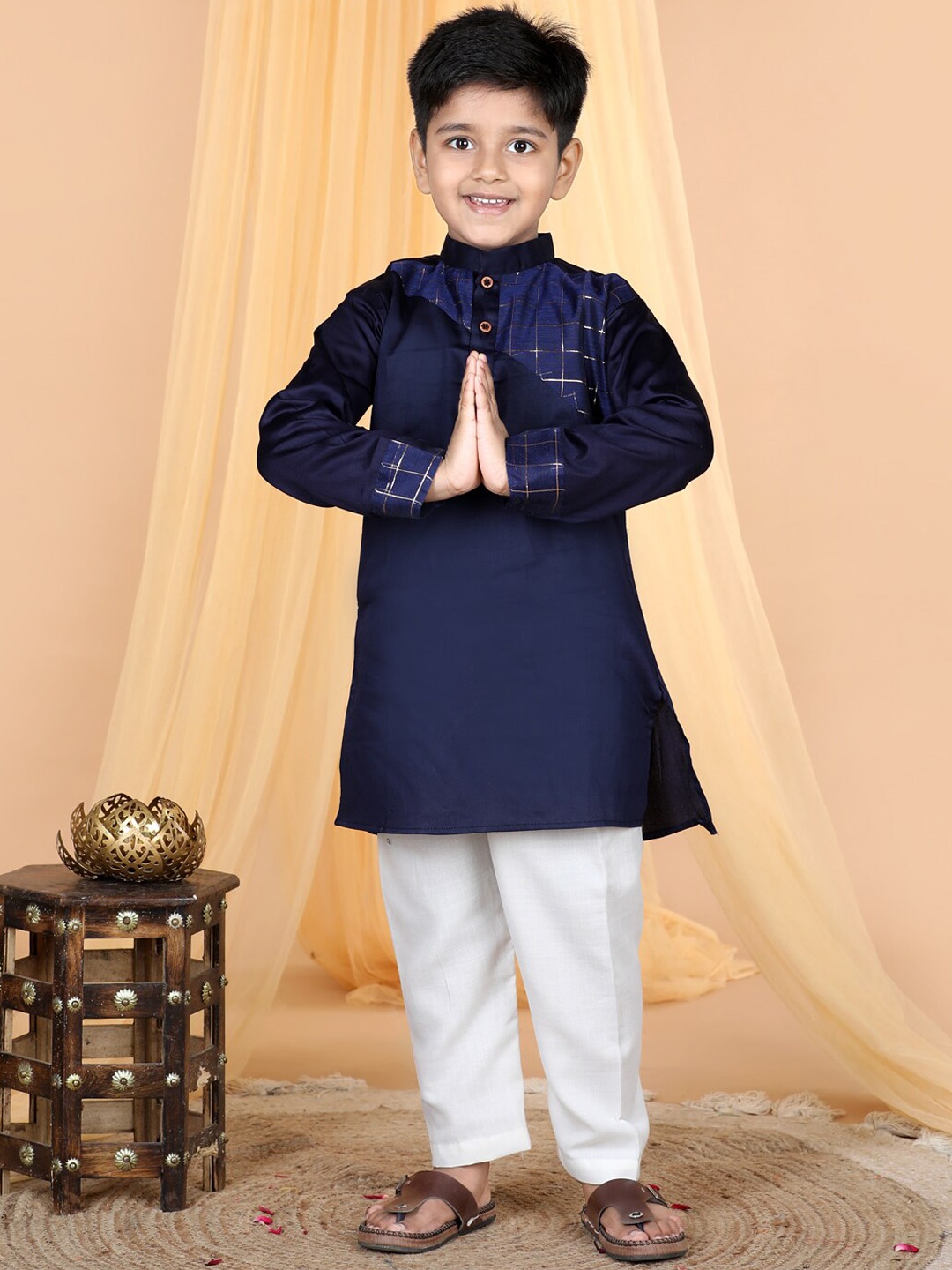 Here&Now X Kinder Kids Boys Yoke Design Regular Gotta Patti Pure Cotton Kurta with Pyjamas, Blue
Here&Now X Kinder Kids Boys Yoke Design Regular Gotta Patti Pure Cotton Kurta with Pyjamas, Blue