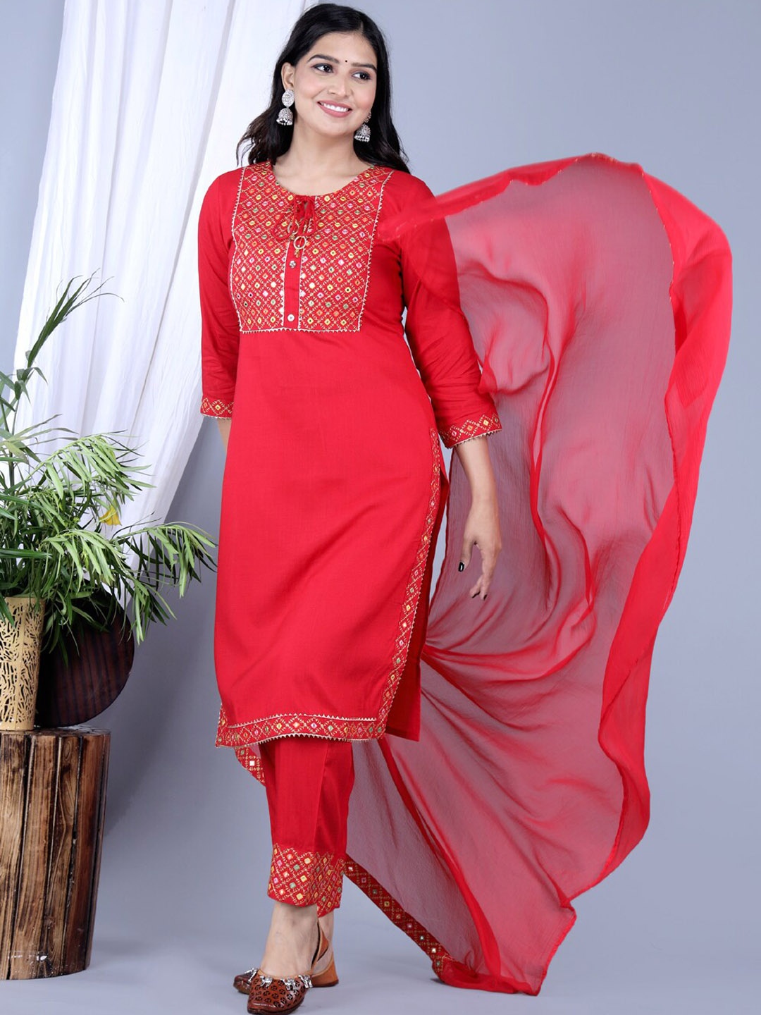 IkDaiya Ethnic Motifs Yoke Design Regular Mirror Work Kurta with Trousers & With Dupatta, Red
IkDaiya Ethnic Motifs Yoke Design Regular Mirror Work Kurta with Trousers & With Dupatta, Red