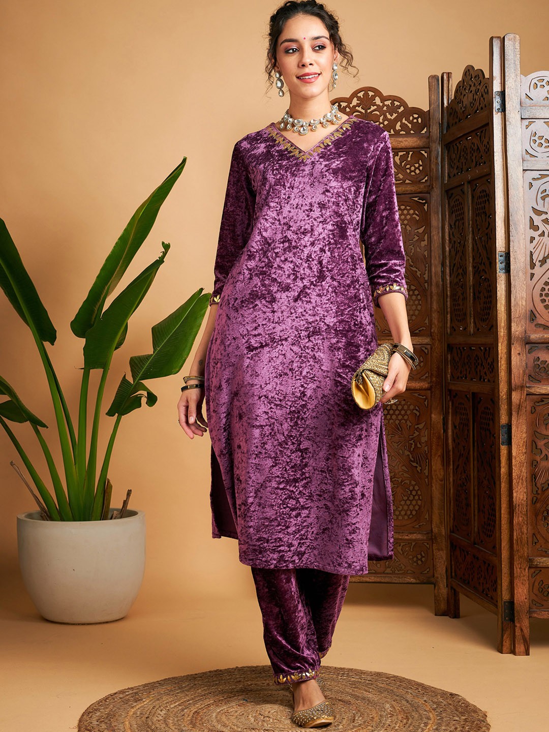 Shae by SASSAFRAS Embroidered V-Neck Regular Sequinned Velvet Kurta With Trousers, Mauve
Shae by SASSAFRAS Embroidered V-Neck Regular Sequinned Velvet Kurta With Trousers, Mauve