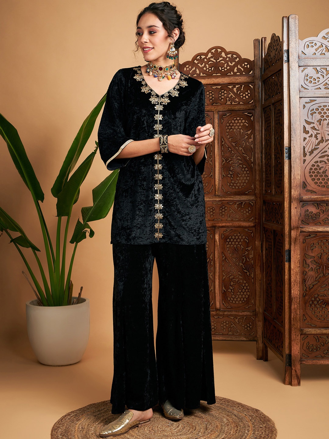Shae by SASSAFRAS Embroidered V-Neck Regular Thread Work Velvet Kurti With Palazzos, Black
Shae by SASSAFRAS Embroidered V-Neck Regular Thread Work Velvet Kurti With Palazzos, Black
