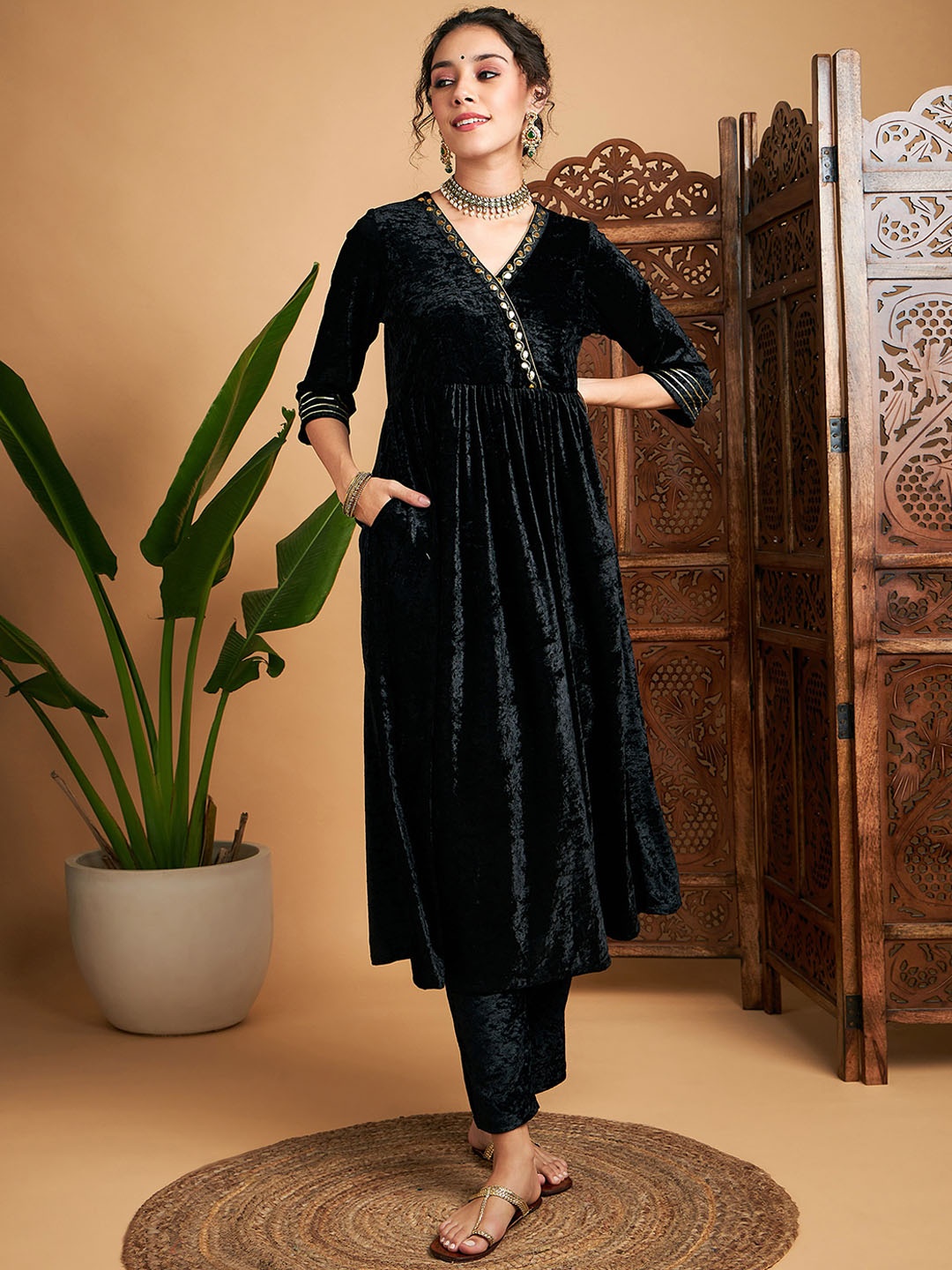 Shae by SASSAFRAS Ethnic Motifs Embroidered Thread Work Velvet Straight Kurta, Black
Shae by SASSAFRAS Ethnic Motifs Embroidered Thread Work Velvet Straight Kurta, Black