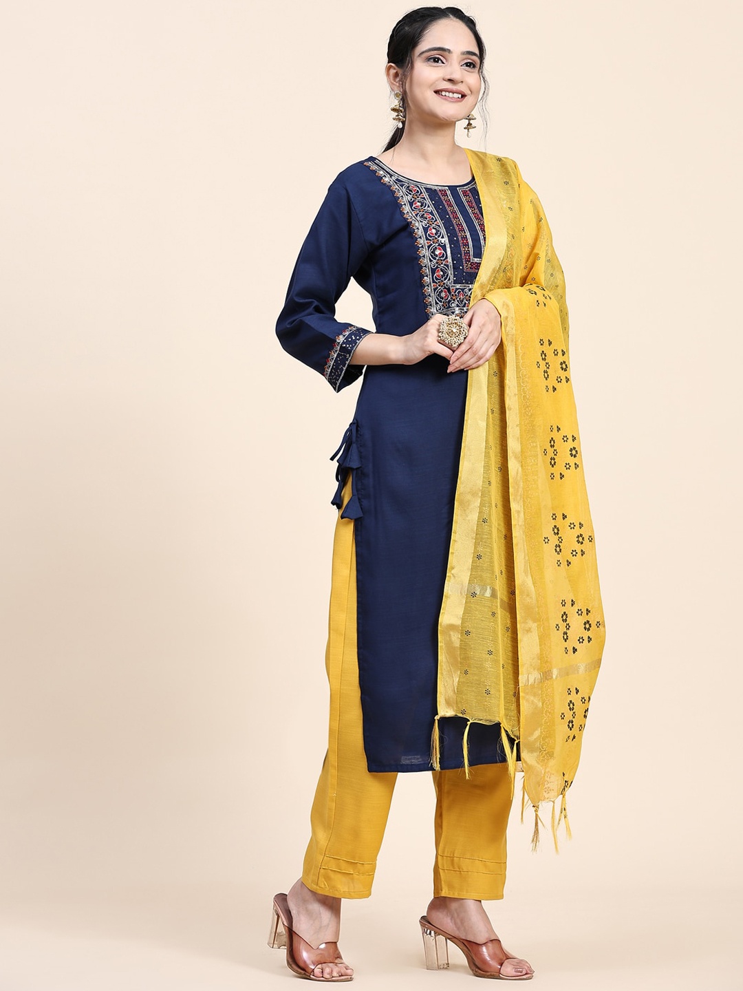 Murta Trends Ethnic Motifs Yoke Design Straight Kurta & Trousers With Dupatta, Navy blue
Murta Trends Ethnic Motifs Yoke Design Straight Kurta & Trousers With Dupatta, Navy blue