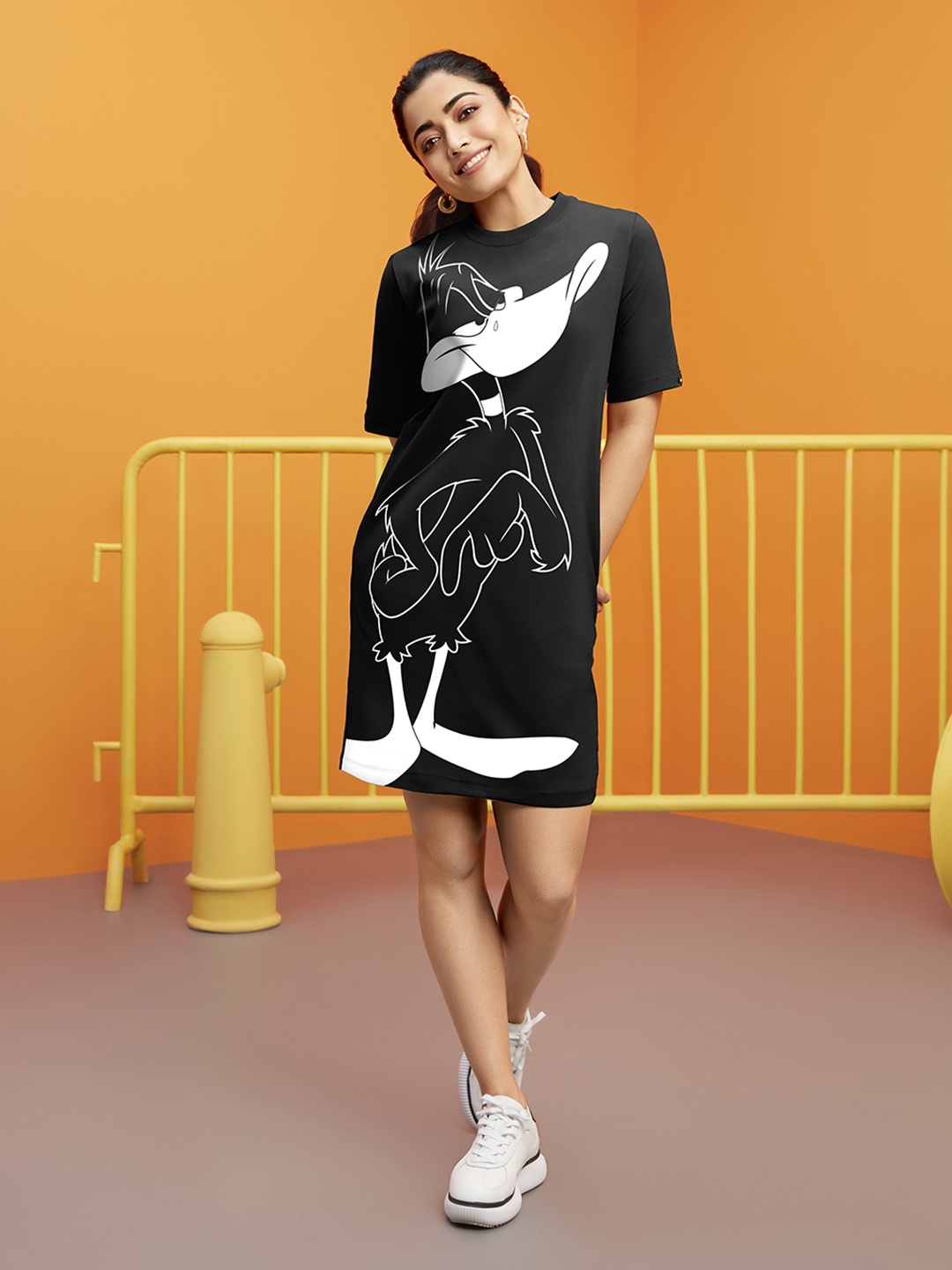Bewakoof Official Looney Tunes Merchandise Daffy Graphic Printed Oversized T-shirt Dress, Black
Bewakoof Official Looney Tunes Merchandise Daffy Graphic Printed Oversized T-shirt Dress, Black