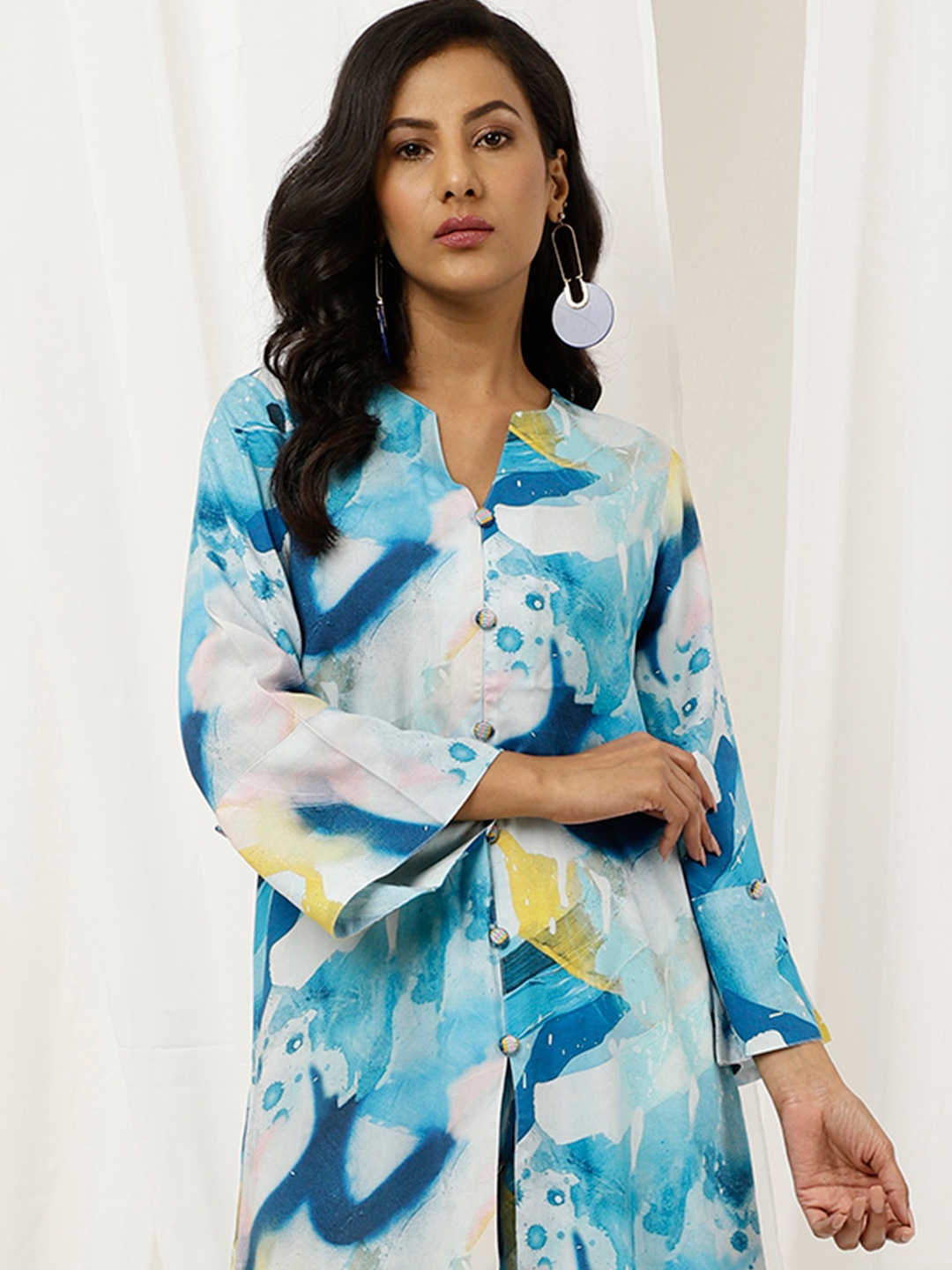 Jaipur Kurti Abstract Printed Mandarin Collar Straight High Low Kurta with Palazzos, Blue
Jaipur Kurti Abstract Printed Mandarin Collar Straight High Low Kurta with Palazzos, Blue
