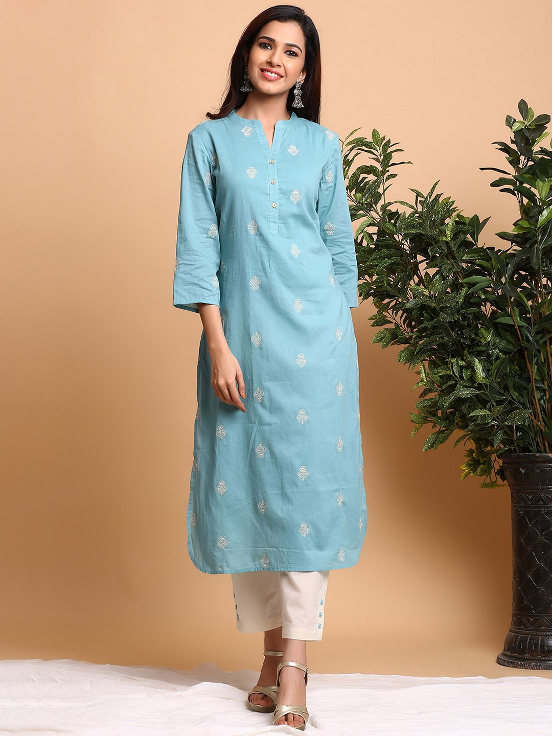 The Kurta Express Ethnic Motifs Embroidered Thread Work Pure Cotton Kurta with Trousers, Blue
The Kurta Express Ethnic Motifs Embroidered Thread Work Pure Cotton Kurta with Trousers, Blue