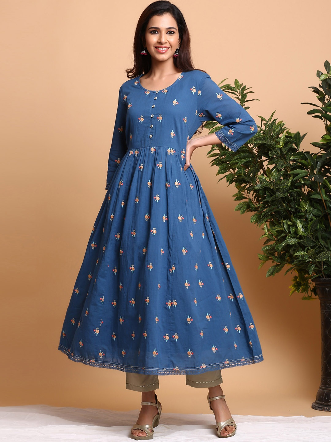 The Kurta Express Floral Embroidered Empire Thread Work Pure Cotton Kurta with Trousers, Blue
The Kurta Express Floral Embroidered Empire Thread Work Pure Cotton Kurta with Trousers, Blue